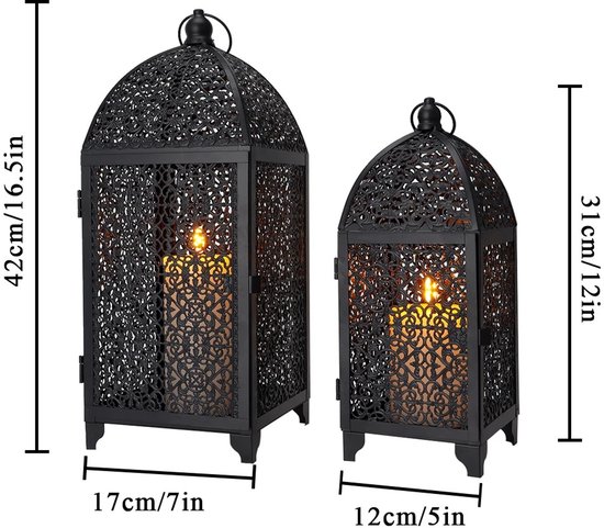 Twee zwarte metalen lantaarns met sierlijk opengewerkte patronen. De grotere lantaarn is 42cm hoog, de kleinere 31cm.