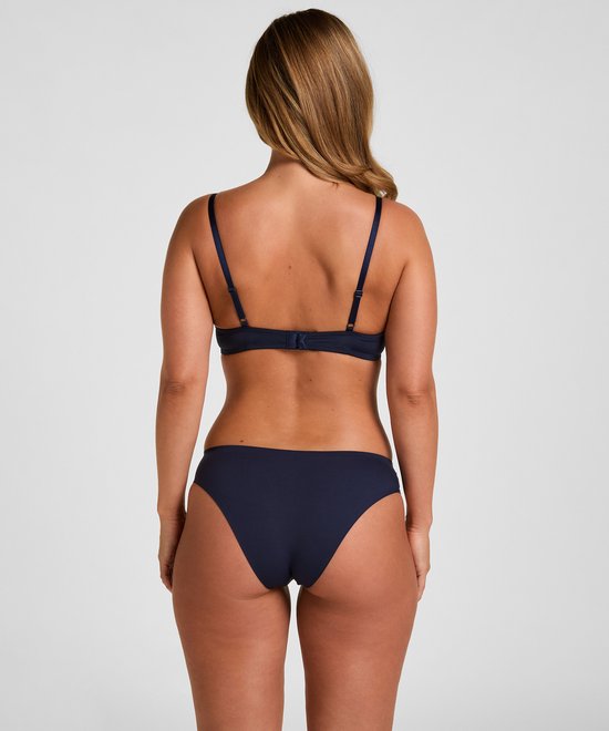 Model van achteren gezien, draagt een marineblauwe Plunge beugel bh en bijpassende slip.