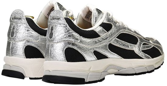 Zilverkleurige sneakers met zwarte mesh panelen. Zilverkleurige 'Mercer' logo's en een ananas-logo op de hiel.