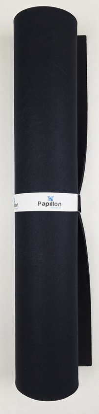 Opgerolde zwarte mat met een wit Papillon bandje erop.