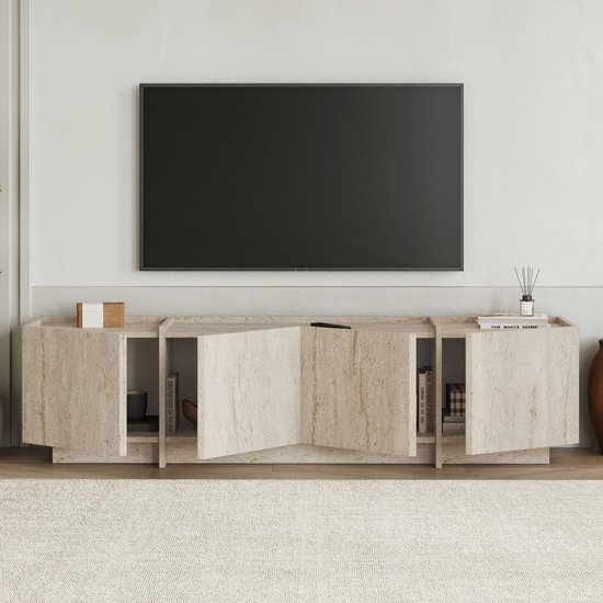 Tv-meubel van lichtbruin travertin met vier deuren, twee open met boeken en decoratie.