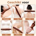 Collage van zes afbeeldingen die het gebruik van de houten massage roller op schouders, rug, nek, buik, benen en handen laten zien.