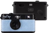 Zwarte Campsnap camera met denim voorpaneel en 'Camp Snap' logo, met de achterkant van de camera ernaast.