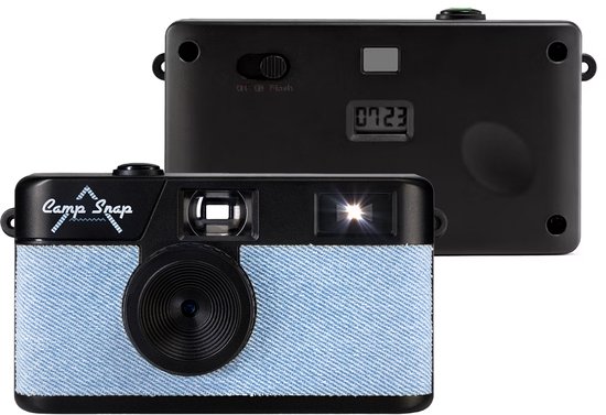 Zwarte Campsnap camera met denim voorpaneel en 'Camp Snap' logo, met de achterkant van de camera ernaast.