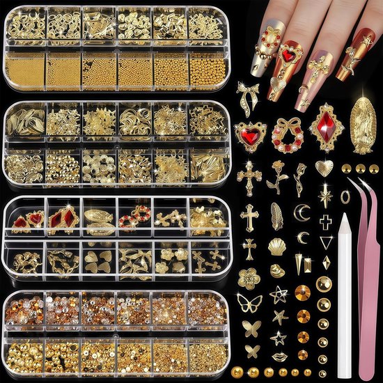 Gouden nail art decoraties op nagels. Meerdere bakjes met gouden nail art: parels, ringen, sterren, harten, bloemen, kruisen, Maria-bedeltjes en diamanten.