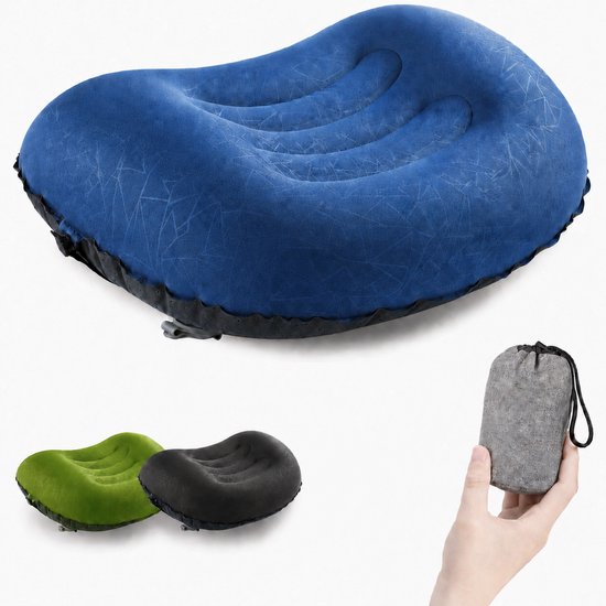 Blauw opblaasbaar kussen, naast een groene en zwarte versie, met draagtas.