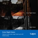 Kleur nachtzicht en normaal nachtzicht van een tuin met verlichting.