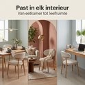 Montage van een eetkamer, woonkamer en studeerkamer met beige eetkamerstoelen met stoffen zitting en houten frame.