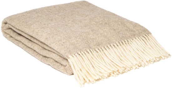 Beige wollen plaid met visgraatpatroon en beige franjes, opgevouwen.