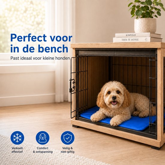 Kleine, lichtgekleurde hond op blauwe koelmat in hondenbench. Tekst: Perfect voor in de bench.