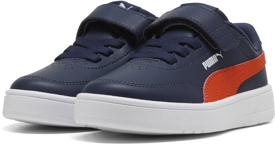 Donkerblauwe PUMA sneakers met klittenbandsluiting, oranje strepen en witte zolen.