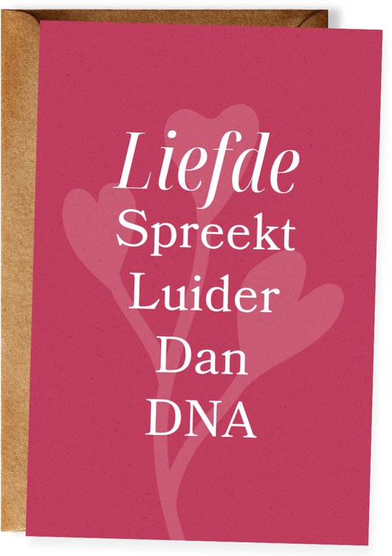 Roze wenskaart met de tekst Liefde Spreekt Luider Dan DNA in een bruine envelop.