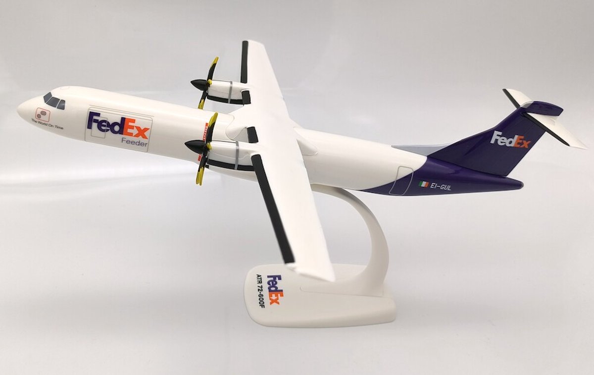 schaalmodel vliegtuig FedEx Feeder ATR72-600F schaal 1:100 lengte 27,05cm
