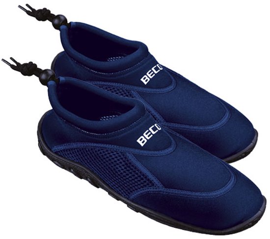 Donkerblauwe waterschoenen van neopreen met mesh zijkanten en een rubberen zool. Met trekkoord.