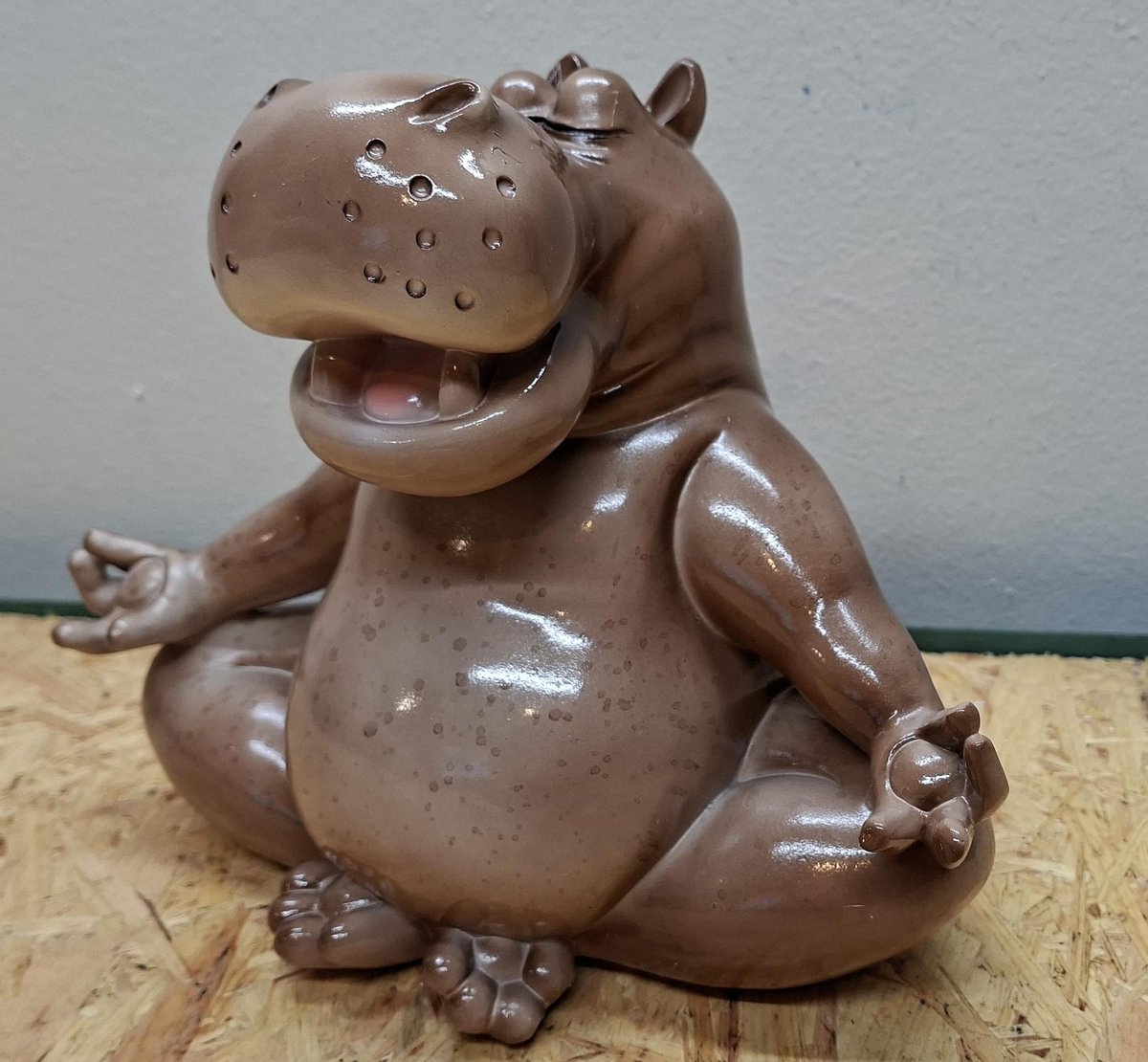 Mediterend Nijlpaard Decoratiebeeld – Yoga Hippo – 22 cm Hoog