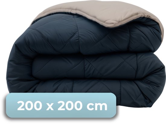 Een gevouwen donkerblauw dekbed met taupe voering, met een label "200 x 200 cm".