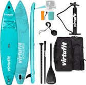 Twee turquoise Virtufit Voyager 381 SUP boards en accessoires zoals pomp, peddel en tas.