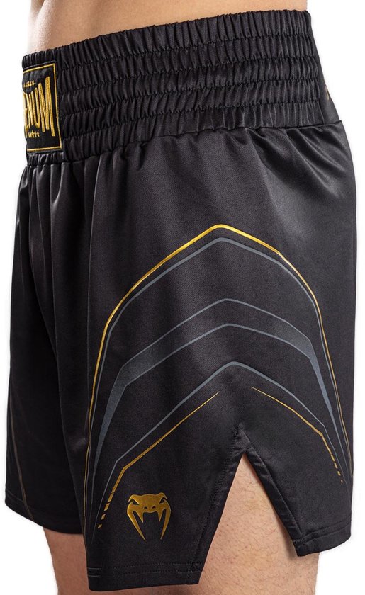 Zwarte boksbroek met gouden VENUM-logo op de tailleband en gestileerde gouden en grijze lijnen op de zijkant.