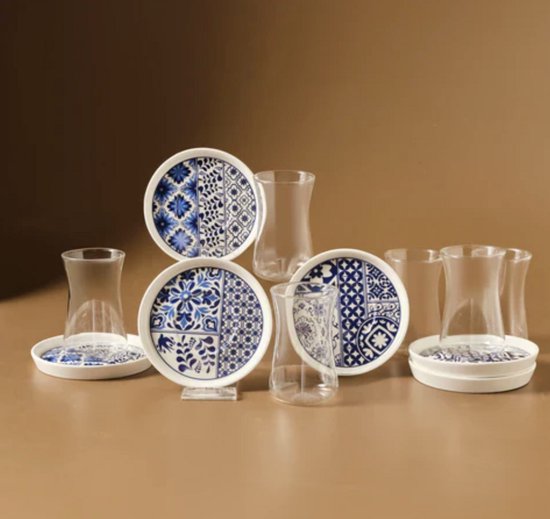 Ensemble de verres à thé turcs et de soucoupes imprimées bleu et blanc dans différents motifs.