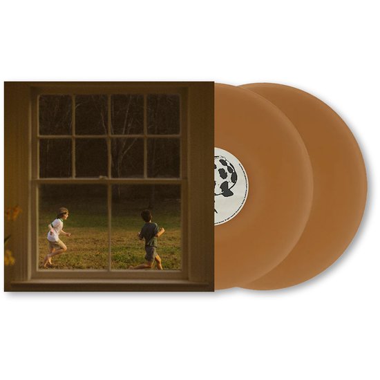 Een albumcover met twee kinderen die door een raam naar buiten rennen, naast twee bruine vinylplaten.