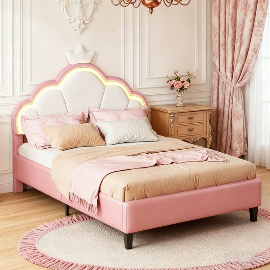 Lit rose pour enfant 140x200 cm avec une tête de lit illuminée en forme de nuage surmontée d'une couronne. Le lit est fait avec de la literie rose et beige, décoré d'un plaid rose.