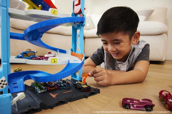 Jongen speelt met de Hot Wheels City Transformerende Racetoren.