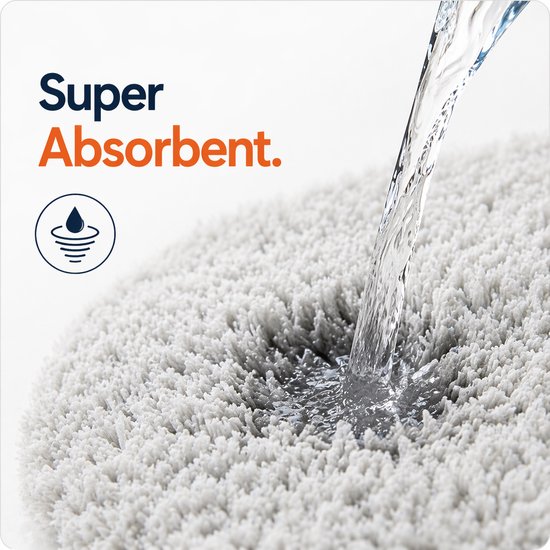 Water stroomt in een dikke, pluizige grijze badmat. Super absorberend.