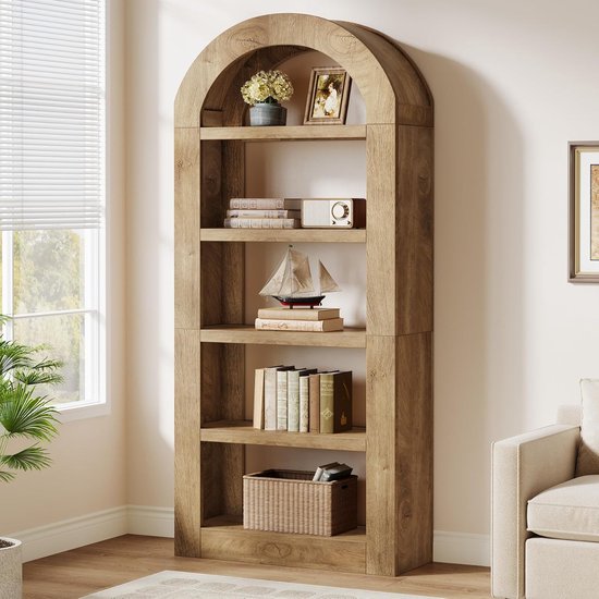 Houten boekenkast met gebogen bovenkant, gevuld met boeken, een scheepsmodel en een mand.