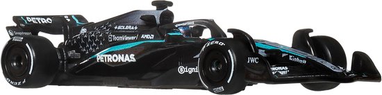 Zwarte F1-auto met turquoise accenten, PETRONAS-logo, '63' op de zijkant. Zijaanzicht.