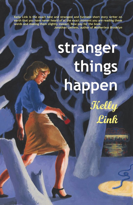 Boek "Stranger Things Happen" van Kelly Link. Een vrouw in een blauw shirt en bruine rok rent door een bos met blauwe bomen.