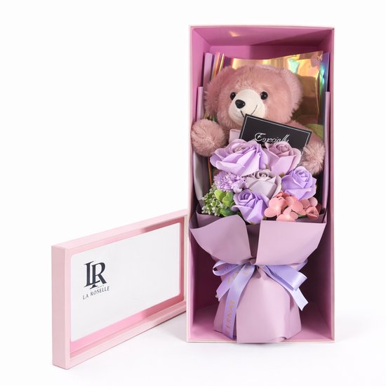 Ours en peluche rose avec bouquet de roses violettes dans une boîte rose. Carte 'Especially' et ruban avec texte.