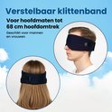 Un homme portant un masque de sommeil bleu foncé, et une femme vue de dos portant le même masque. Velcro réglable pour des tours de tête jusqu'à 68 cm.