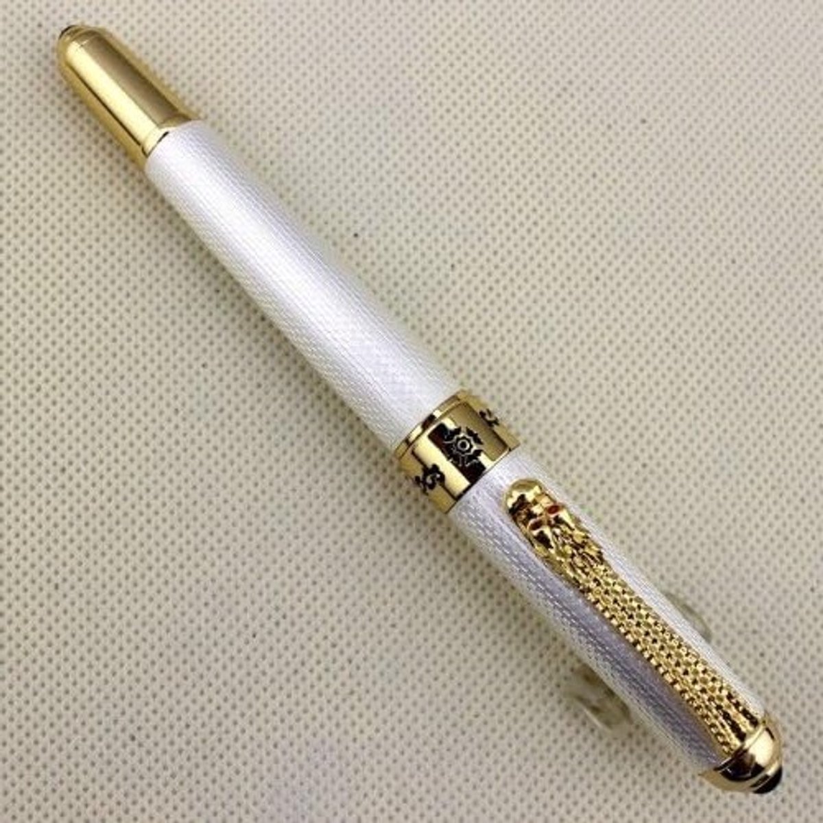 Luxe vulpen in wit en goud met drakenclip voor een stijlvolle schrijfervaring