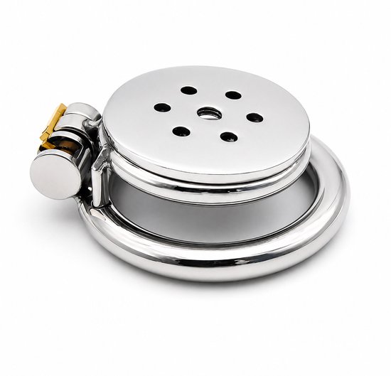 Chroomkleurige kuisheidskooi met slot en ventilatiegaten, op schuine weergave.