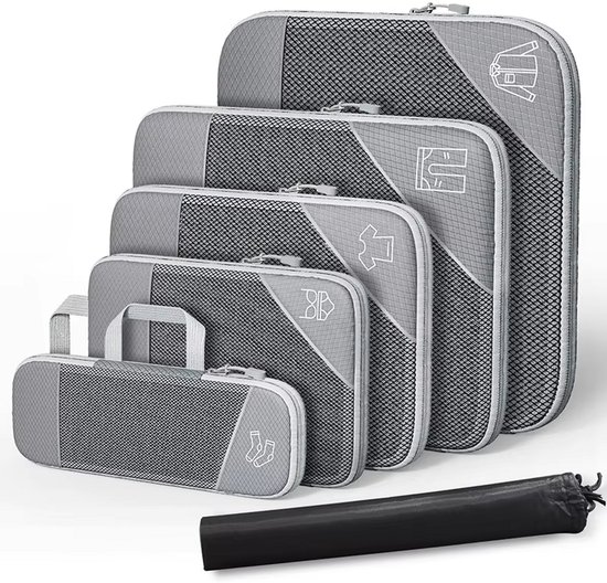 Vijf grijze packing cubes van mesh, gerangschikt in oplopende grootte, met iconen voor kledingstukken. Een zwarte draagtas ligt ervoor.