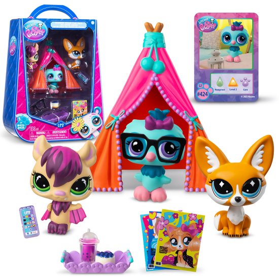 Une fille prend des photos d'une collection de figurines Littlest Pet Shop sur fond rose, avec une tente et divers animaux.