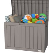 Grijze opbergbox met open klep gevuld met kussens en strandspullen. Verticale ribbels op de voorkant.