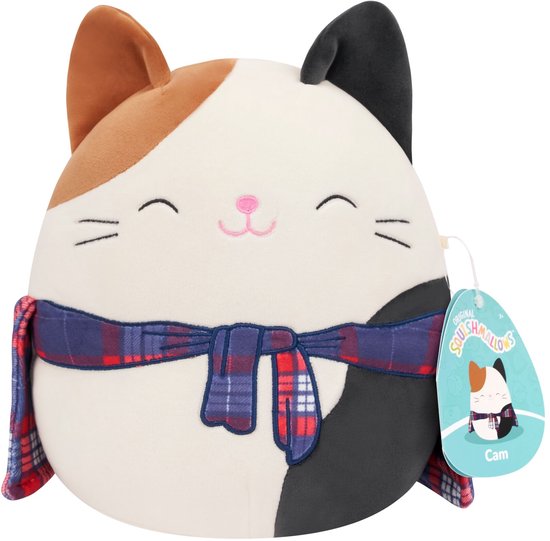 Pluche lapjeskat Cam met rood-blauwe geruite sjaal, vooraanzicht, inclusief Squishmallows merklabel.