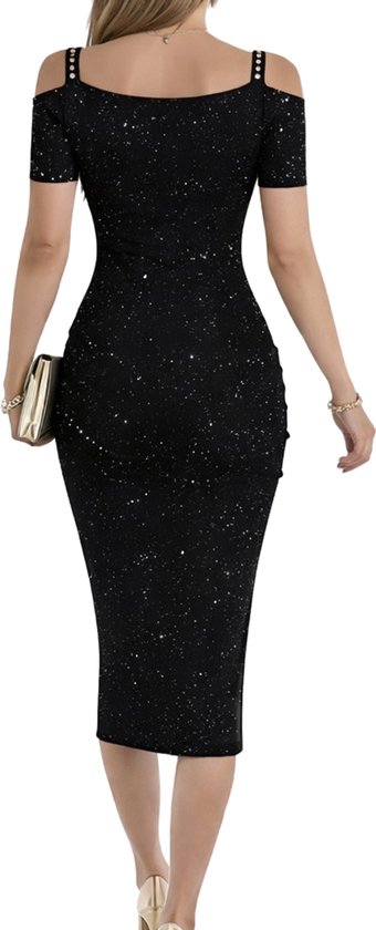 Zwarte glitterjurk met off-shoulder halslijn, korte mouwen en versierde bandjes.
