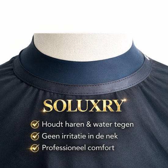 Zwarte kapperscape met donkerblauwe, opstaande kraag en gouden tekst: SOLUXRY, Houdt haren & water tegen, Geen irritatie in de nek, Professioneel comfort.