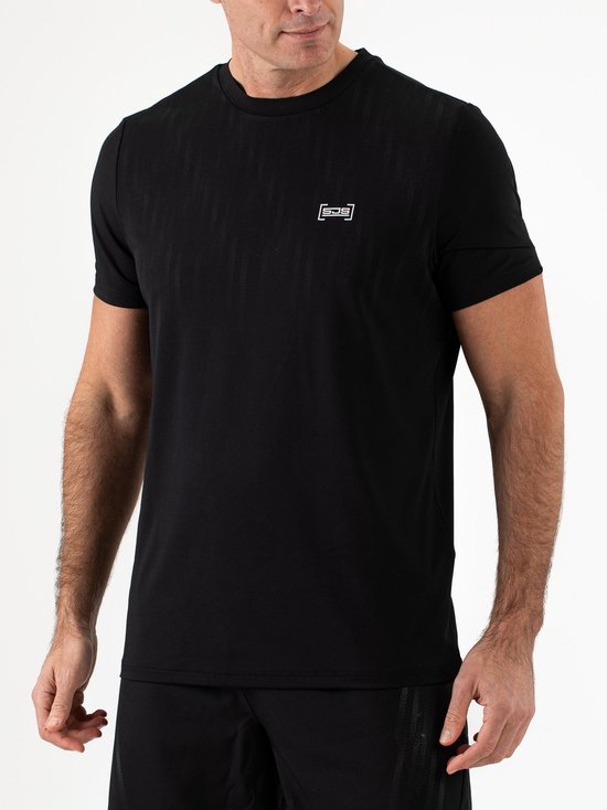 Man met zwart gestreept sportshirt met een wit logo op de linkerborst.