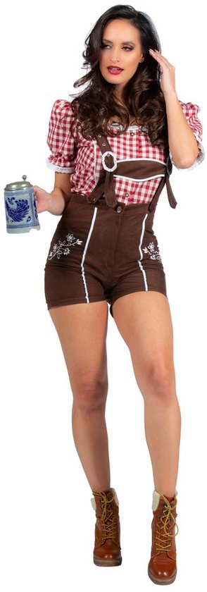 Femme aux cheveux bruns ondulés en chemise à carreaux rouge et blanc et short en cuir marron avec bretelles, tenant une chope de bière.