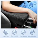 Zwarte, gewatteerde armsteunhoes op de middenconsole van een auto, met iconen voor installatie en duurzaamheid.