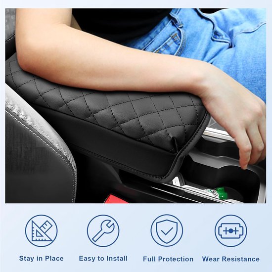 Zwarte, gewatteerde armsteunhoes op de middenconsole van een auto, met iconen voor installatie en duurzaamheid.