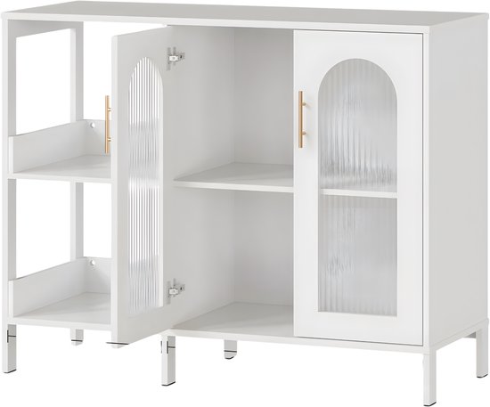 Witte buffetkast met glazen deuren, gouden handgrepen en open vakken aan de zijkant.