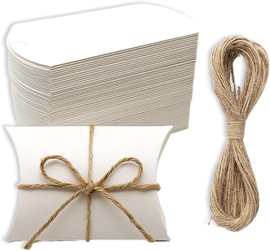 Stapel witte geschenkdoosjes met jute touw.