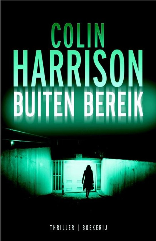 Thriller 'Buiten Bereik' van Colin Harrison. Een silhouet van een vrouw bij een ingang, belicht in groen.