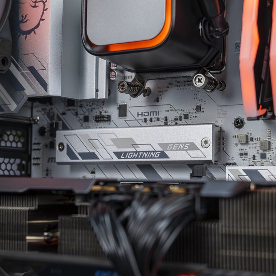 Detail van een gaming pc met 'Lightning GEN5' M.2 koeler op het moederbord. Gedeeltelijk zichtbaar grafische kaart.