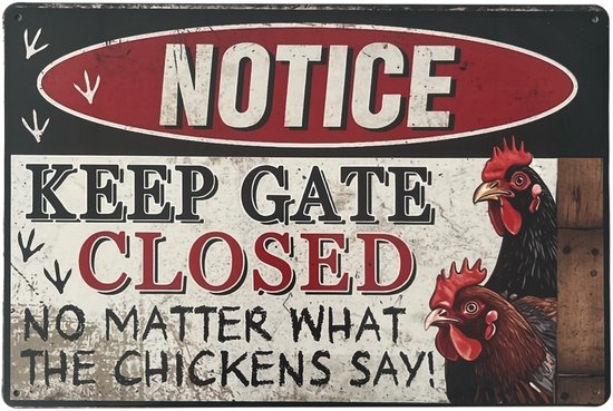 Retro metalen waarschuwingsbord met 'NOTICE KEEP GATE CLOSED' en twee kippen.