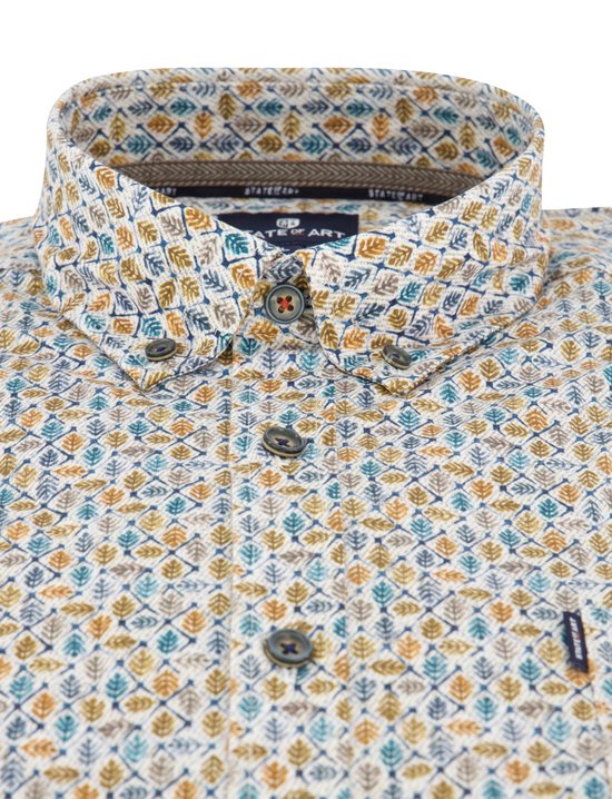Boord en kraag van een overhemd met 'State of Art' label, wit met een print van bladeren.